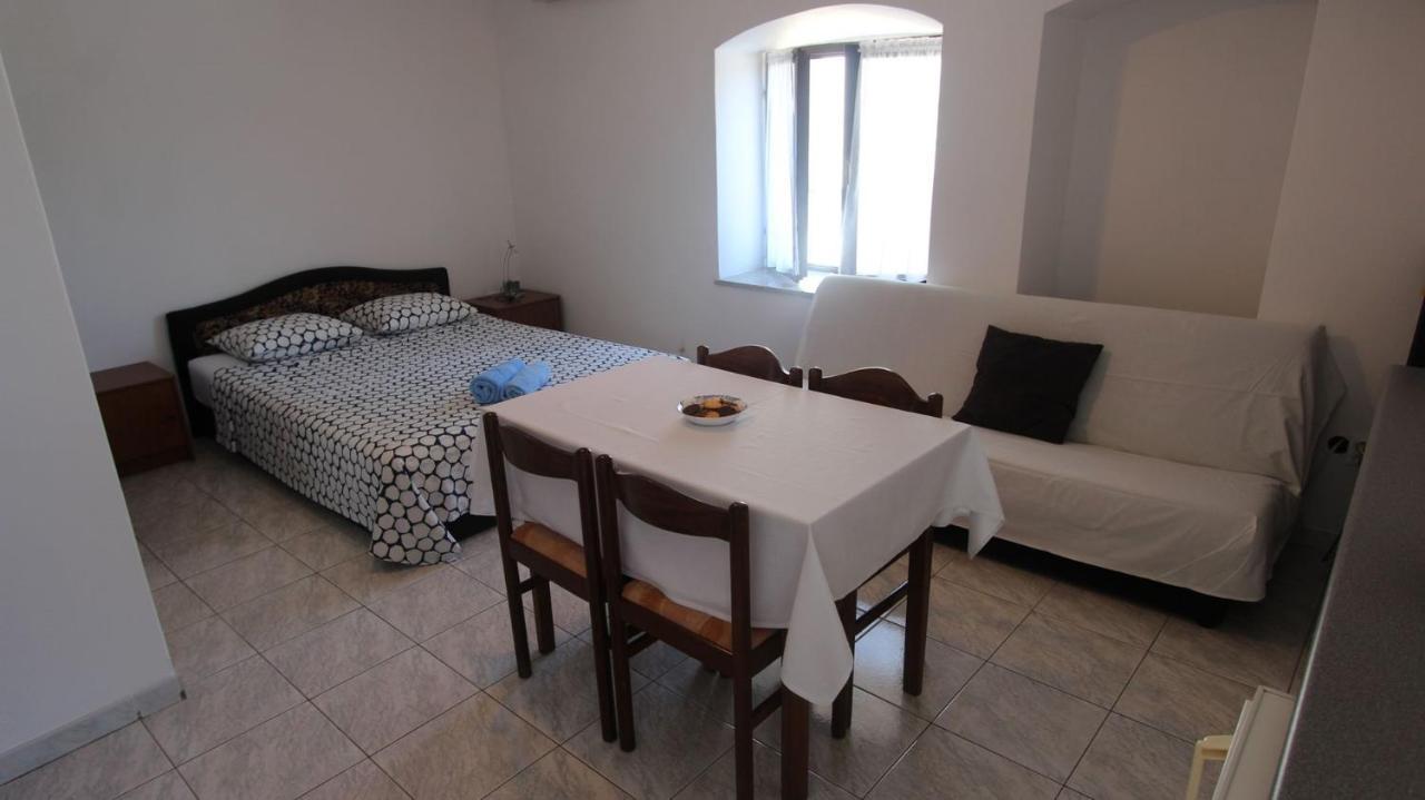 Apartments Eva Malinska Bagian luar foto