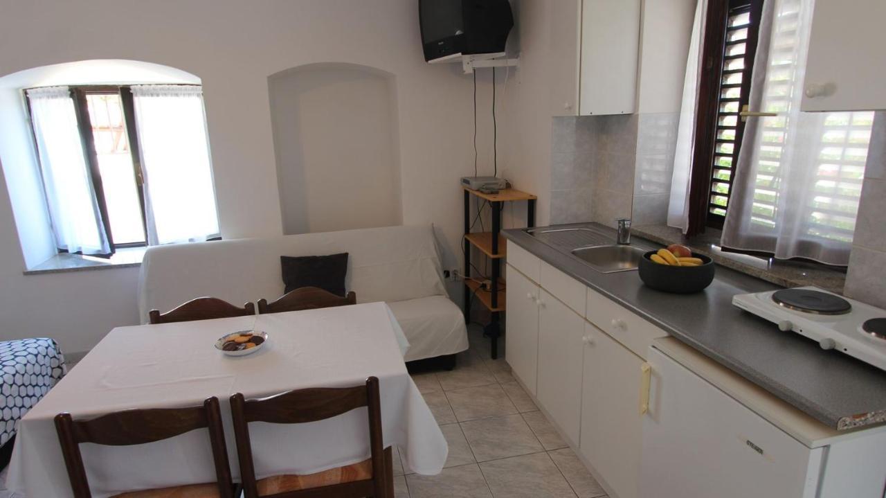 Apartments Eva Malinska Bagian luar foto