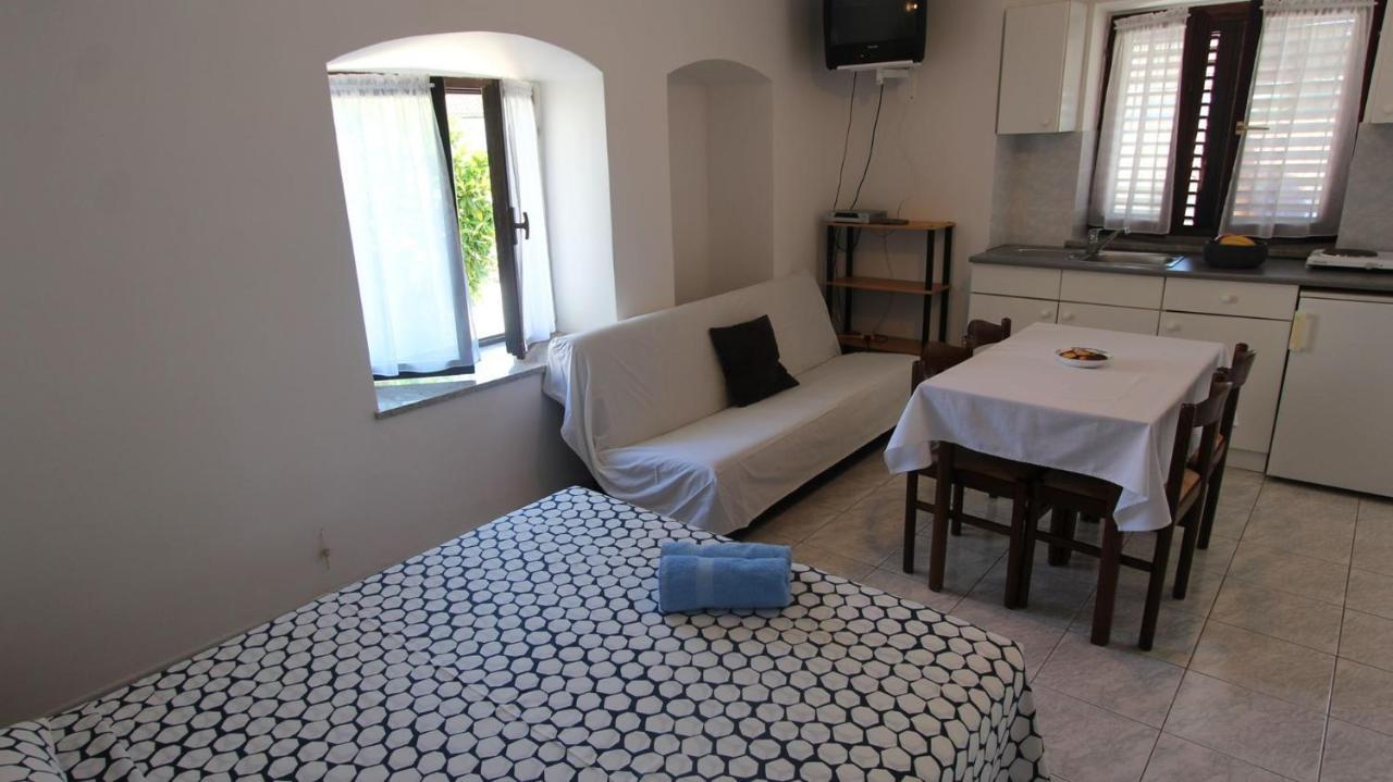 Apartments Eva Malinska Bagian luar foto